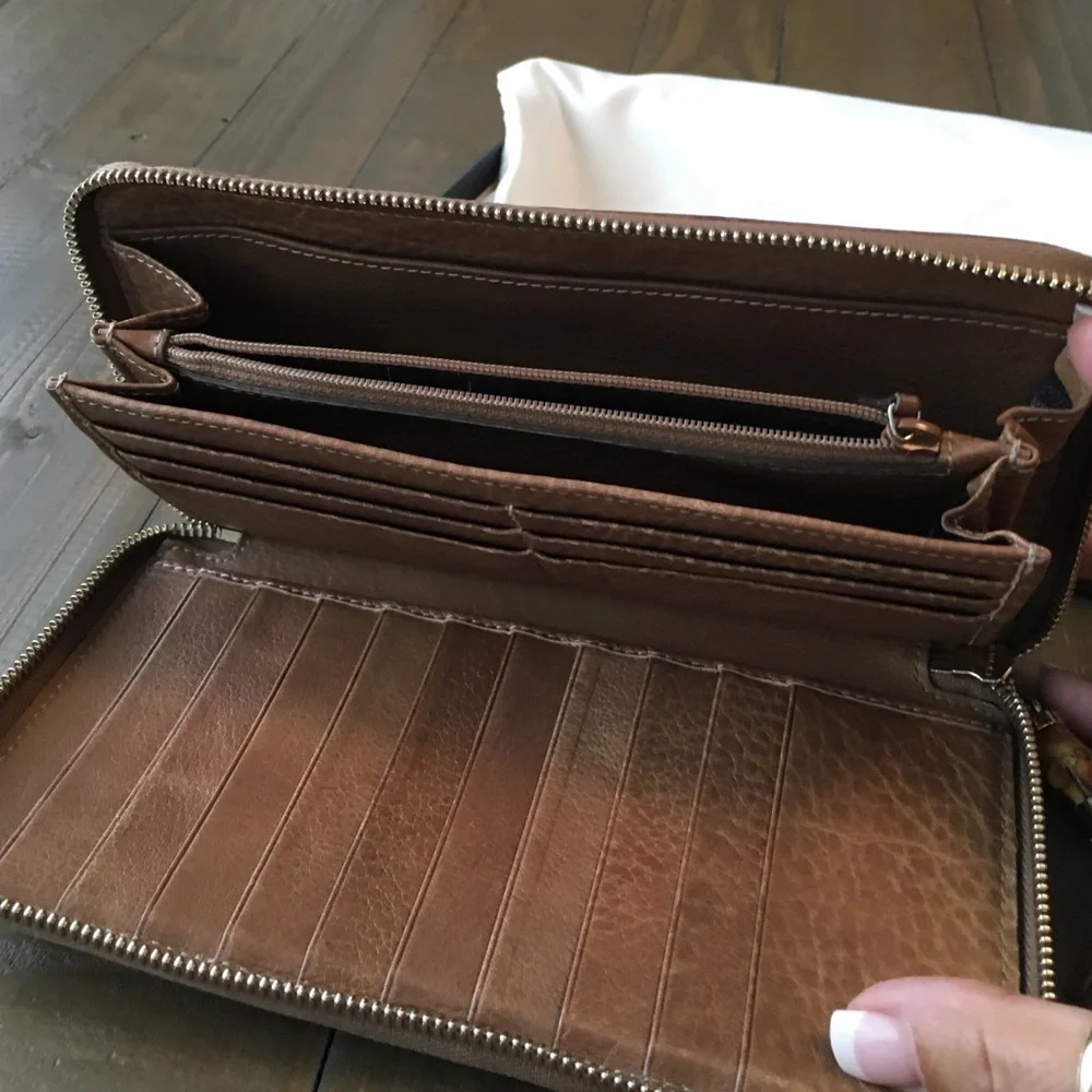 Gucci Brown Embossed Leather Zip-Around Wallet with Tassel - Picture 3 of 4